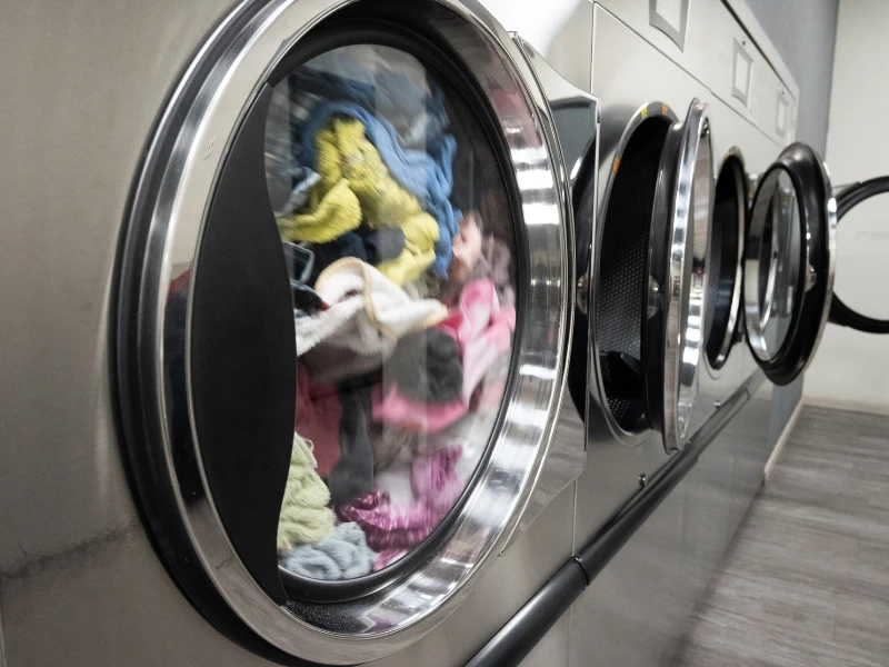 Bagażnik pełen ubrań do prania - jak zorganizować duże 