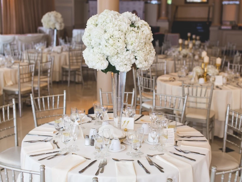 Śnieżnobiały obrus na świątecznym stole – jak to sobi